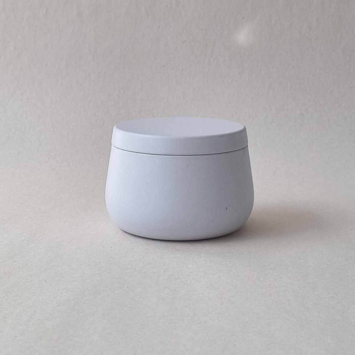 Border Candle Tin 4oz - White